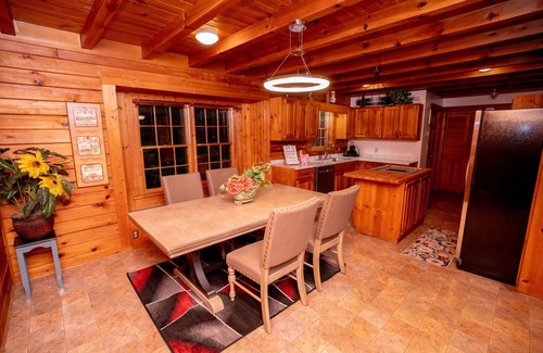 Gainesville Cabina | Cabin Bliss - Just 1 Mile from Lake Lanier / 5 Acre / 5 BR with Hot tub