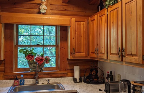 Gainesville Cabina | Cabin Bliss - Just 1 Mile from Lake Lanier / 5 Acre / 5 BR with Hot tub