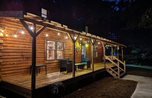 Gainesville Cabina | Cabin Bliss - Just 1 Mile from Lake Lanier / 5 Acre / 5 BR with Hot tub