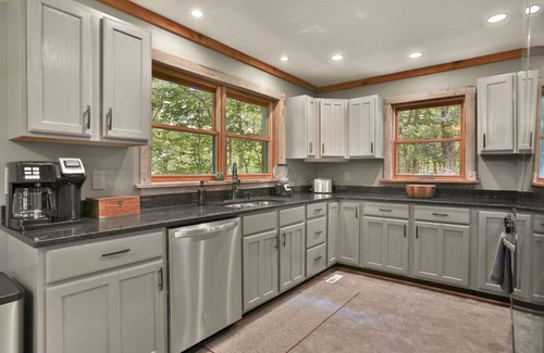 Shelbyville Cabina | Cabin+Bunkhouse Sleeps 25 near Lou/Lex *Like-New!