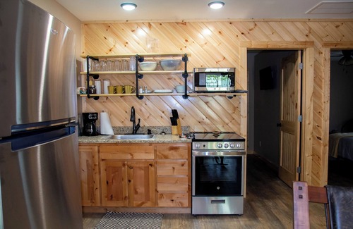 Carlisle Cabina | Cabin Bunkhouse with Hot tub Private Lake view in Vian, OK!