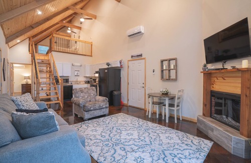 Royal Cabina | Cabin C at Safe Harbor Brady Mountain on Lake Ouachita!