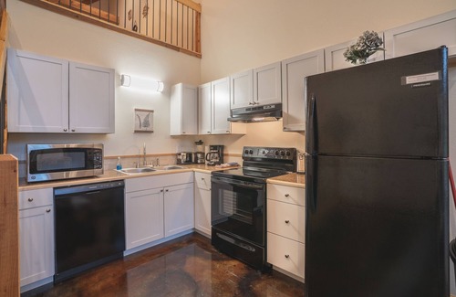 Royal Cabina | Cabin C at Safe Harbor Brady Mountain on Lake Ouachita!
