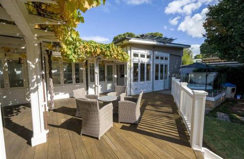 Cowes Casa | Cabin Charm - Hot Tub Bliss, Moments from the Beach
