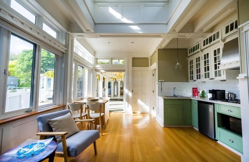 Cowes Casa | Cabin Charm - Hot Tub Bliss, Moments from the Beach