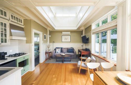 Cowes Casa | Cabin Charm - Hot Tub Bliss, Moments from the Beach