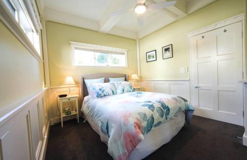 Cowes Casa | Cabin Charm - Hot Tub Bliss, Moments from the Beach