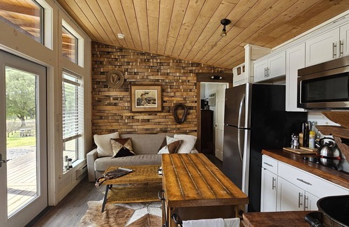 Hollister Cabina | Cabin Chic 40 acre ranch. Vineyard, Olive trees, National parks, wineries & More