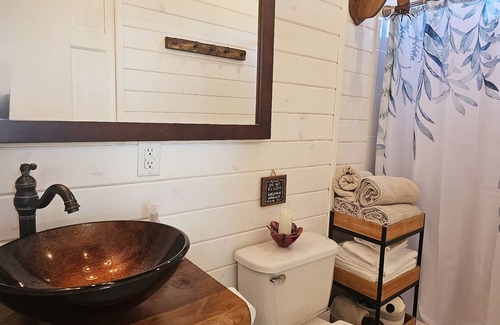 Hollister Cabina | Cabin Chic 40 acre ranch. Vineyard, Olive trees, National parks, wineries & More
