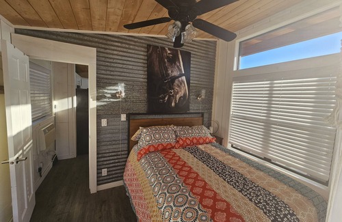 Hollister Cabina | Cabin Chic 40 acre ranch. Vineyard, Olive trees, National parks, wineries & More