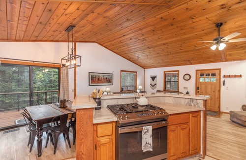 Dorrington Cabina | Cabin close to Bear Valley Game Room,Pets,EV Friendly Rec Center Access