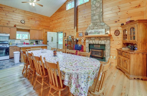 Petersburg Cabina | Cabin Comfort Near PSU! Fire Pit & On-Site Trails