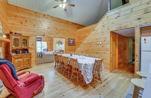 Petersburg Cabina | Cabin Comfort Near PSU! Fire Pit & On-Site Trails