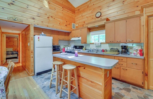 Petersburg Cabina | Cabin Comfort Near PSU! Fire Pit & On-Site Trails