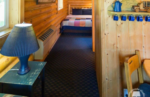 Thayne Cabina | Cabin Creek Inn - Standard Double Queen by Highway