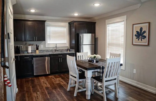 Muscle Shoals Cabina | Cabin D by the Pond - King bed - Swimming Pool