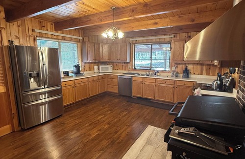 Williams Cabina | Cabin Escape surrounded by ponderosa pine trees and beautiful mountains.