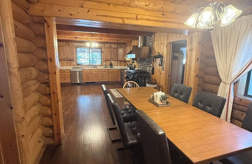 Williams Cabina | Cabin Escape surrounded by ponderosa pine trees and beautiful mountains.