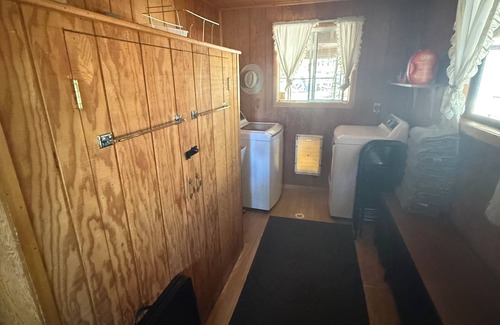 Williams Cabina | Cabin Escape surrounded by ponderosa pine trees and beautiful mountains.