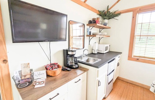 Newnata Cabina | Cabin-ette at the Creek ~ a Tiny Ozark Getaway
