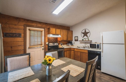 Royal Cabina | Cabin F at Safe Harbor Brady Mountain on Lake Ouachita!