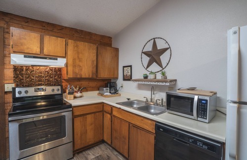 Royal Cabina | Cabin F at Safe Harbor Brady Mountain on Lake Ouachita!