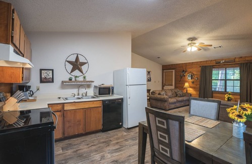 Royal Cabina | Cabin F at Safe Harbor Brady Mountain on Lake Ouachita!