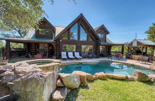 Marble Falls Cabina | Se admiten mascotas de 5 dormitorios, 5 baños, inicio de sesión, casa principal / litera, piscina privada
