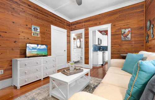 The Meadows Condominio | CABIN FEVER ~ First Floor 1 Bedroom, 1 Bathroom with Full Kitchen and Pool!