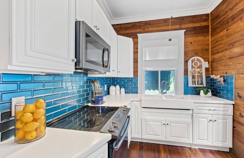The Meadows Condominio | CABIN FEVER ~ First Floor 1 Bedroom, 1 Bathroom with Full Kitchen and Pool!