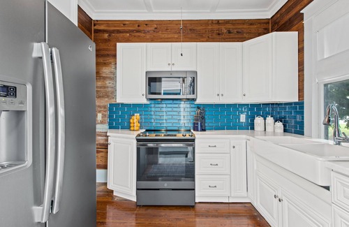 The Meadows Condominio | CABIN FEVER ~ First Floor 1 Bedroom, 1 Bathroom with Full Kitchen and Pool!