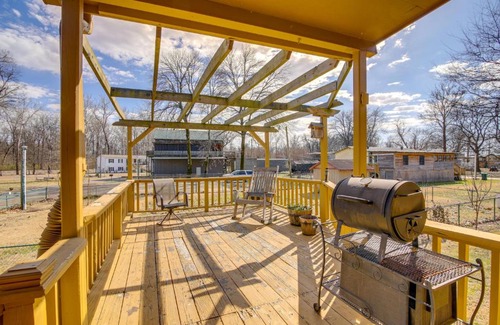 Tunica Casa | Cabin Fire Pit Less Than Half-Mi to Tunica Lake!