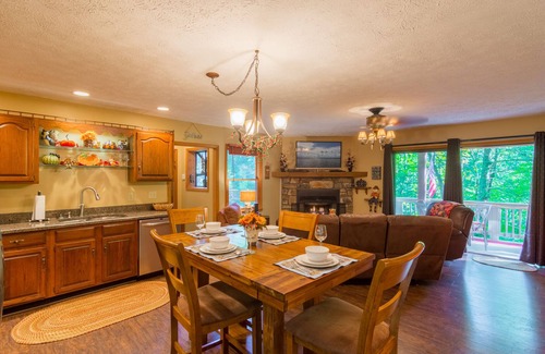 Mill Ridge Cabina | Cabina 3BR / 3BA Mtn con mesa de billar, jacuzzi, ubicación conveniente para atracciones, chimenea