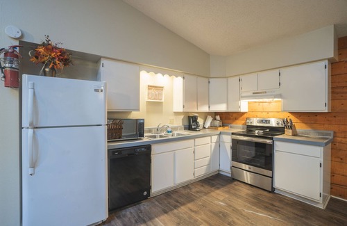 Royal Cabina | Cabin H at Safe Harbor Brady Mountain on Lake Ouachita!
