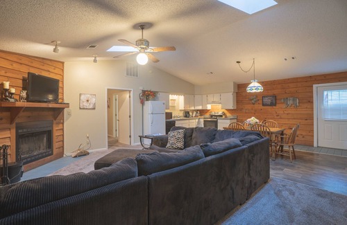 Royal Cabina | Cabin H at Safe Harbor Brady Mountain on Lake Ouachita!