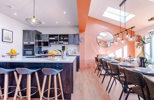 Rhos on Sea Casa | CABIN HILL, pet friendly, character holiday cottage in Rhos-On-Sea