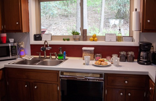 Mount Gretna Cabaña | Comfy 3BR Cabin Next To Lake with Hot Tub
