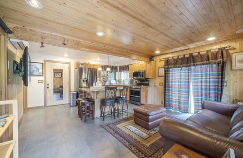 Tillamook Casa | Cabina renovada con acceso al río ~ TV de 70 pulgadas ~ Bañera de hidromasaje con rociadores corporales
