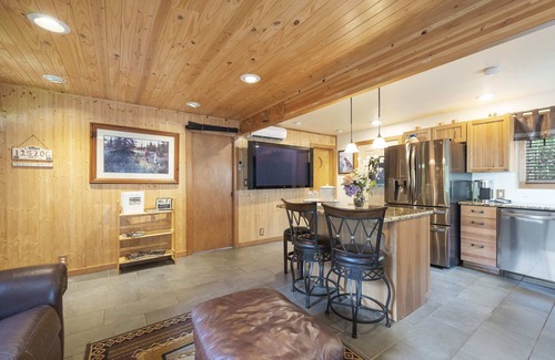 Tillamook Casa | Cabina renovada con acceso al río ~ TV de 70 pulgadas ~ Bañera de hidromasaje con rociadores corporales