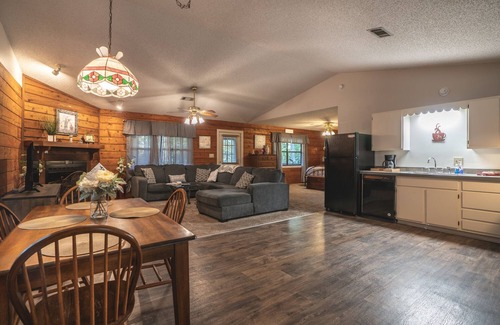 Royal Cabina | Cabin I at Safe Harbor Brady Mountain on Lake Ouachita!