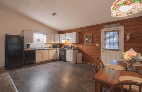Royal Cabina | Cabin I at Safe Harbor Brady Mountain on Lake Ouachita!