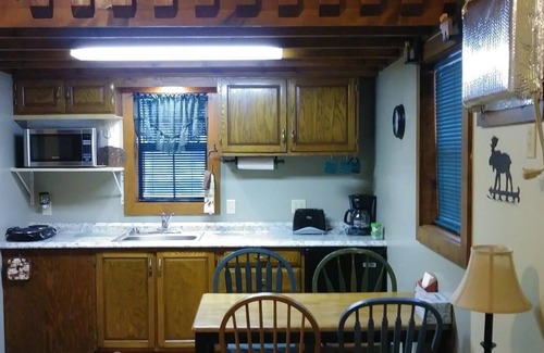 Harrison Cabina | Cabin in beautiful Shady Oaks camp Ground. In the heart of the Ozarks