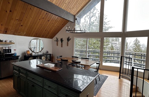 Lake Arrowhead Cabina | Cabin in Lake Arrowhead with beautiful mountain views! Newer listing!