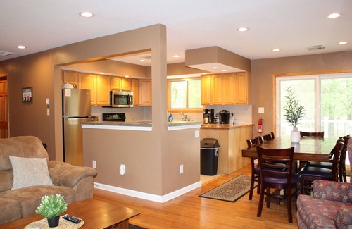 Lake Harmony Cabina | Cabin in Lake Harmony with Hot Tub Fire Pit Pool Table & Arcade Games etc