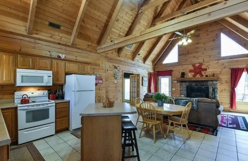 Branson Cedars Apartamento | Cabin in Ridgedale with kitchen and balcony