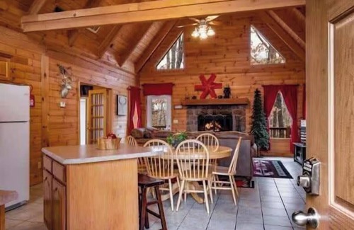 Branson Cedars Apartamento | Cabin in Ridgedale with kitchen and balcony