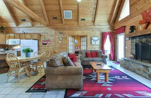 Branson Cedars Apartamento | Cabin in Ridgedale with kitchen and balcony