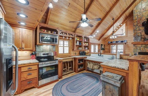 My Mountain Cabina | Cabin in the Blue Ridge mountains on private lake!