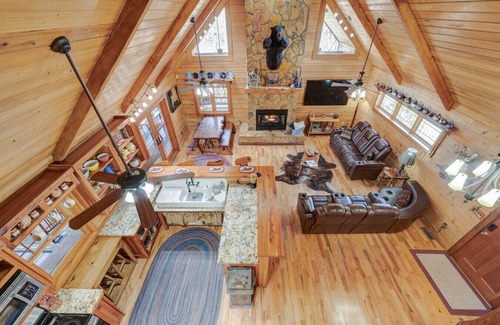 My Mountain Cabina | Cabin in the Blue Ridge mountains on private lake!
