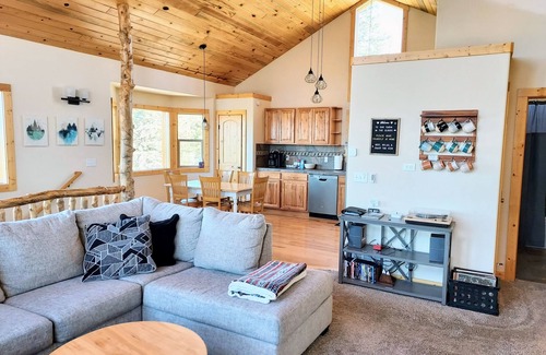 Indian Mountain Cabina | Cabin in the Clouds, A Colorado Mountain Retreat Cozy, Beautiful Views